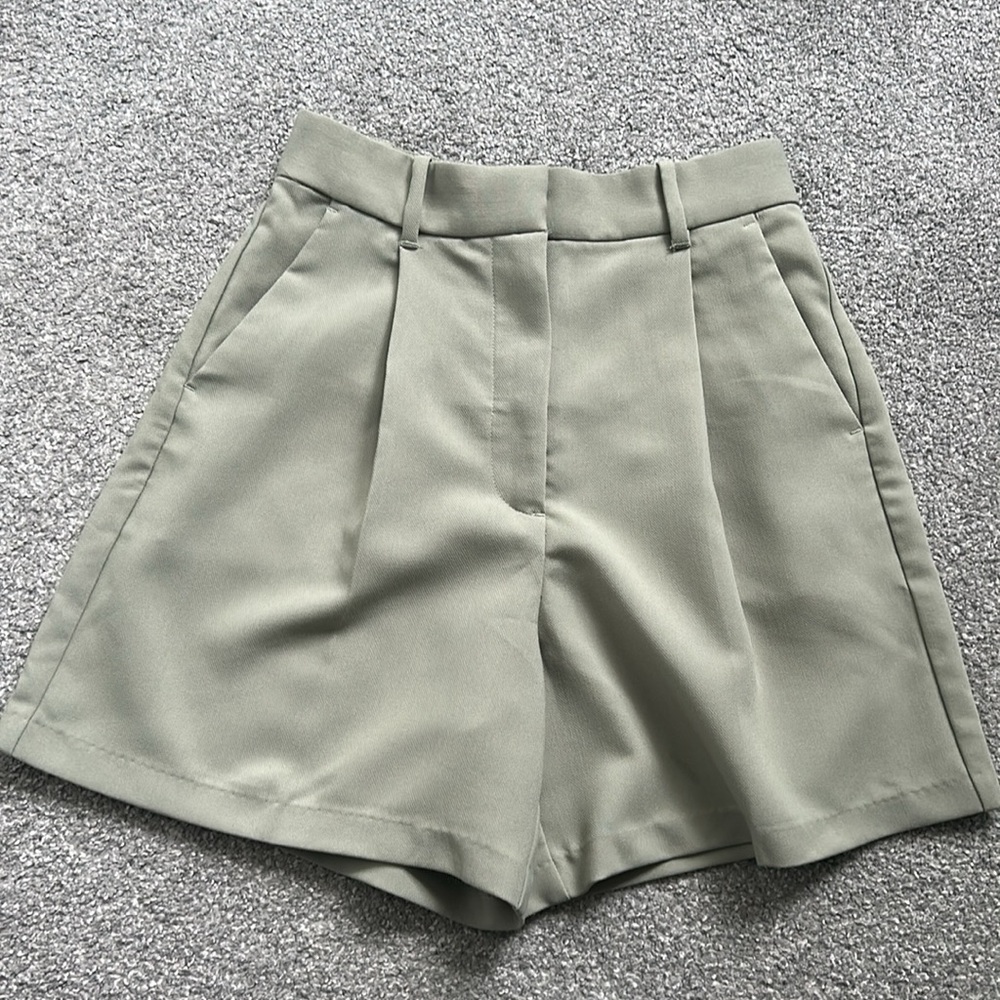 Abercrombie and Fitch Sage Green Pleated Trouser Shorts - Picture 3 of 10